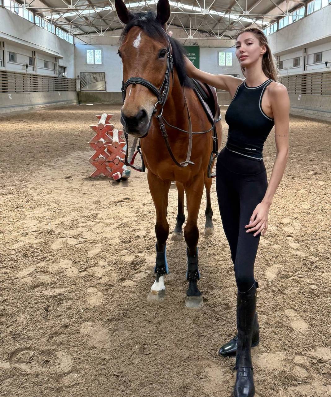 Türkiye Güzellik Kraliçesi, kendisine at hediye aldı! Şimdi de atçılığa merak sardı 8